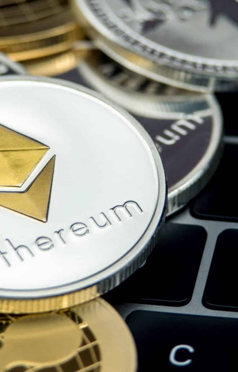 moedas etherum em cima de computador