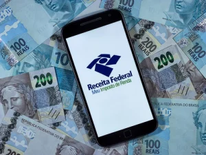 dinheiro e celular no aplicativo da receita federal