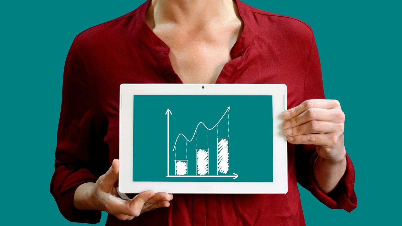 Imagem mostra mulher com gráfico de desempenho de fundos multimercado