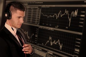 Investidor analisando índices da bolsa