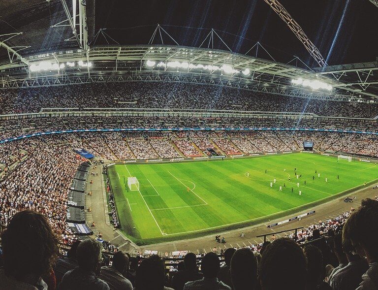 Estádio de Futebol cheio de pessoas