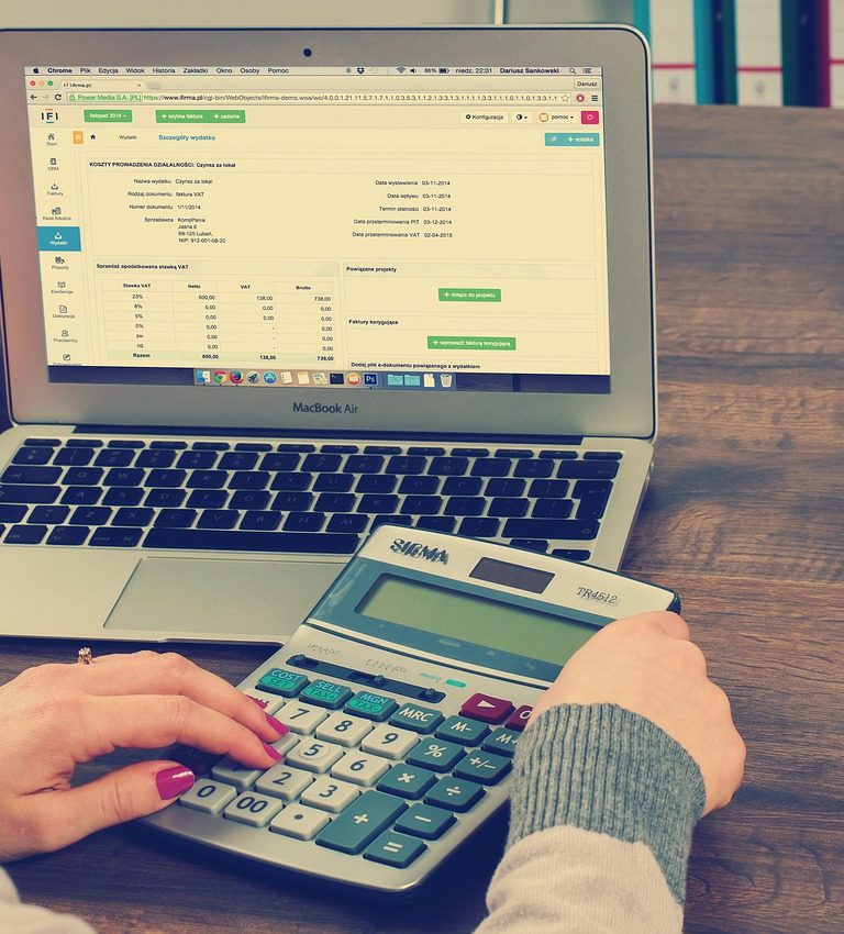 Imagem mostra mulher calculando a dívida líquida de uma empresa