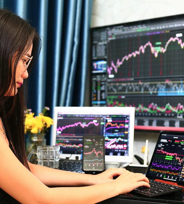 Imagem mostra mulher utilizando análise técnica no day trade