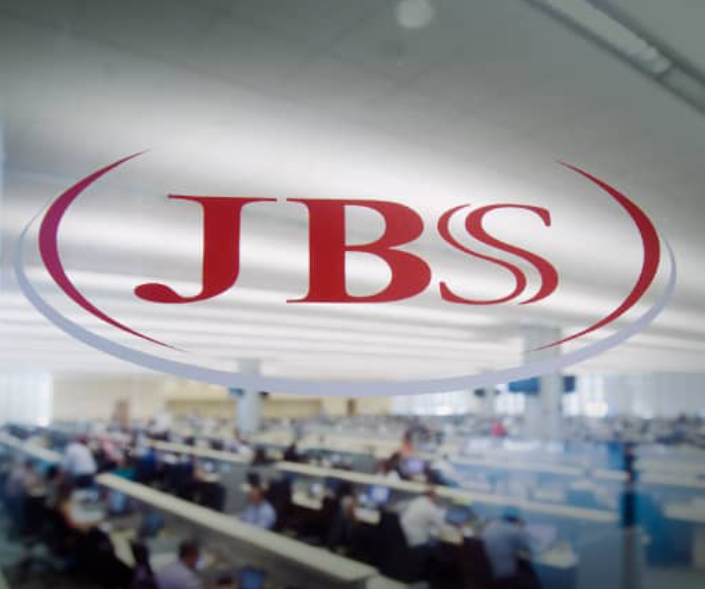 Imagem mostra ao fundo fábrica da JBS (JBSS3)