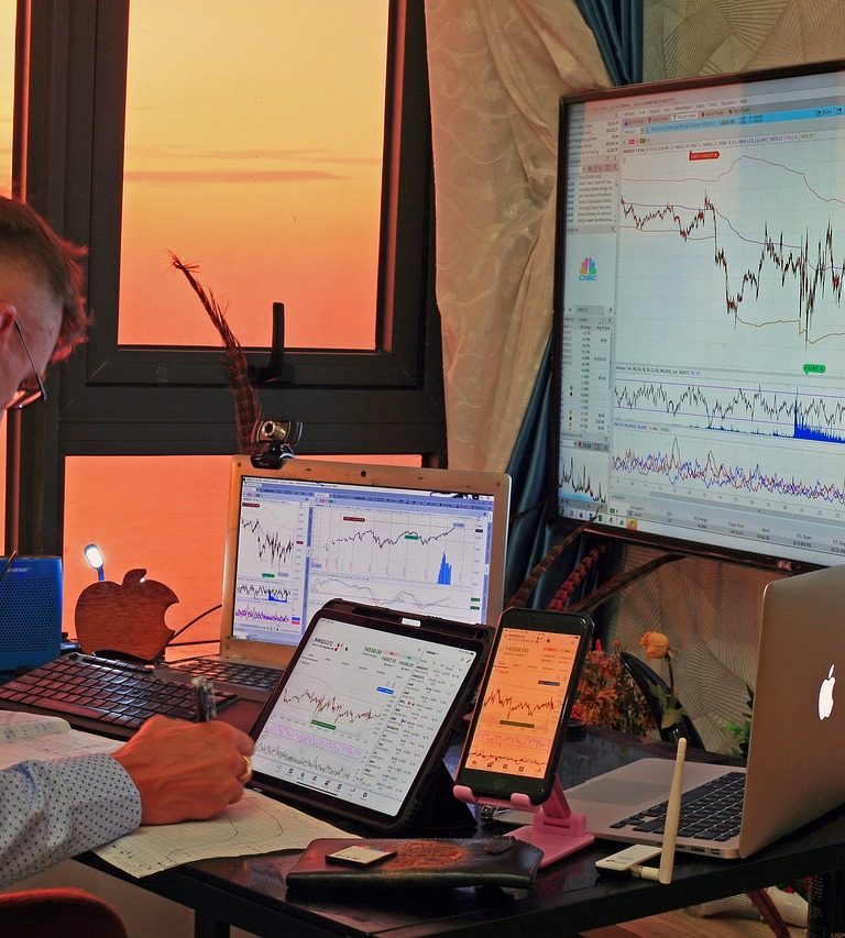 Imagem mostra trader operando na bolsa de valores