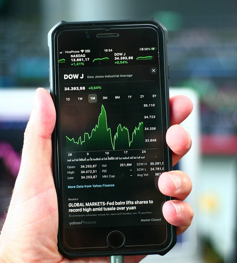 Imagem mostra investidor acompanhando o índice Dow Jones