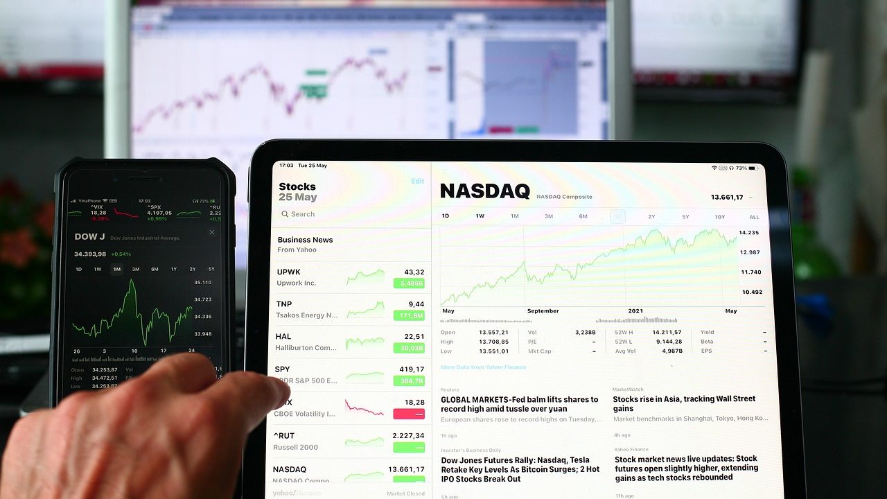 Imagem mostra investidor operando na NASDAQ