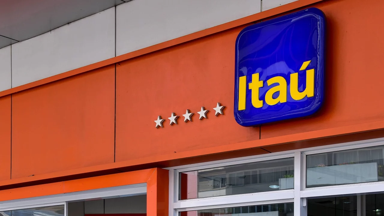 Imagem mostra fachada de agência do Itaú (ITUB4)