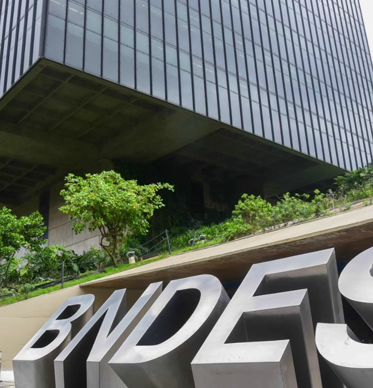 Imagem mostra BNDES e seu novo título - a Letra de Crédito ao Desenvolvimento (LCD)