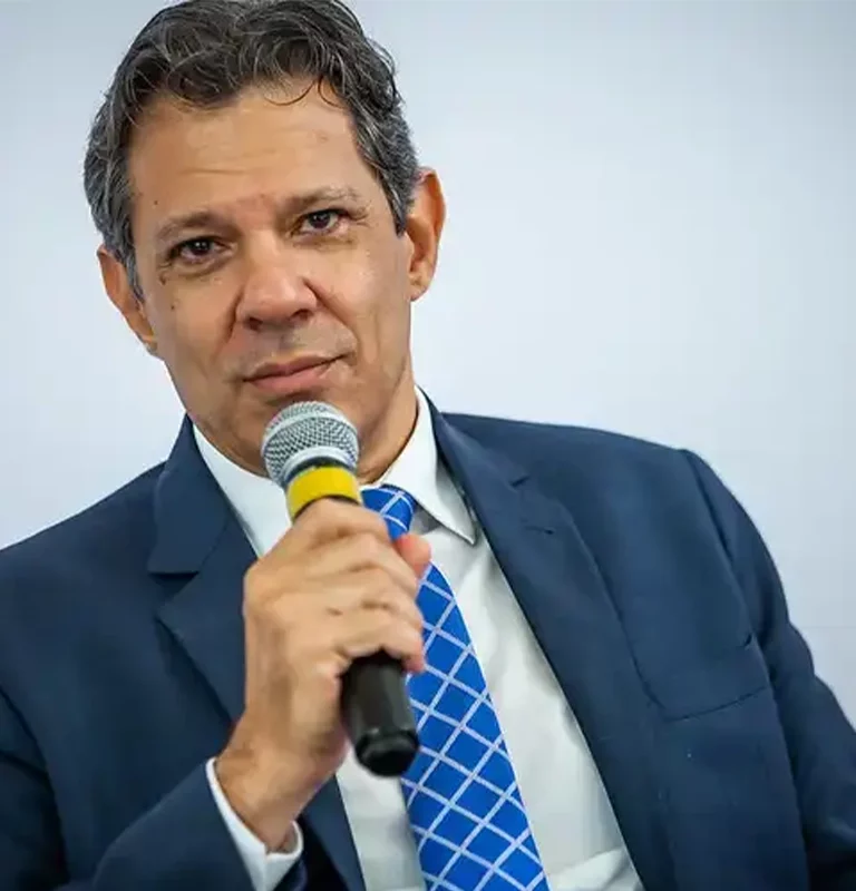 Imagem mostra Fernando Haddad anunciando as regras do novo arcabouço fiscal