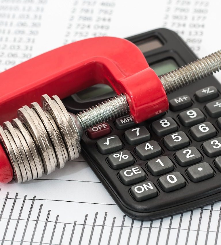 Imagem mostra calculadora e os indicadores de endividamento de uma empresa