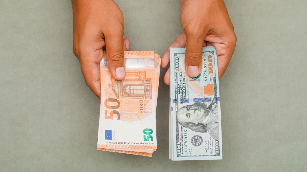 Imagem mostra investidor com dólares e euros e faz alusão a fundos cambiais