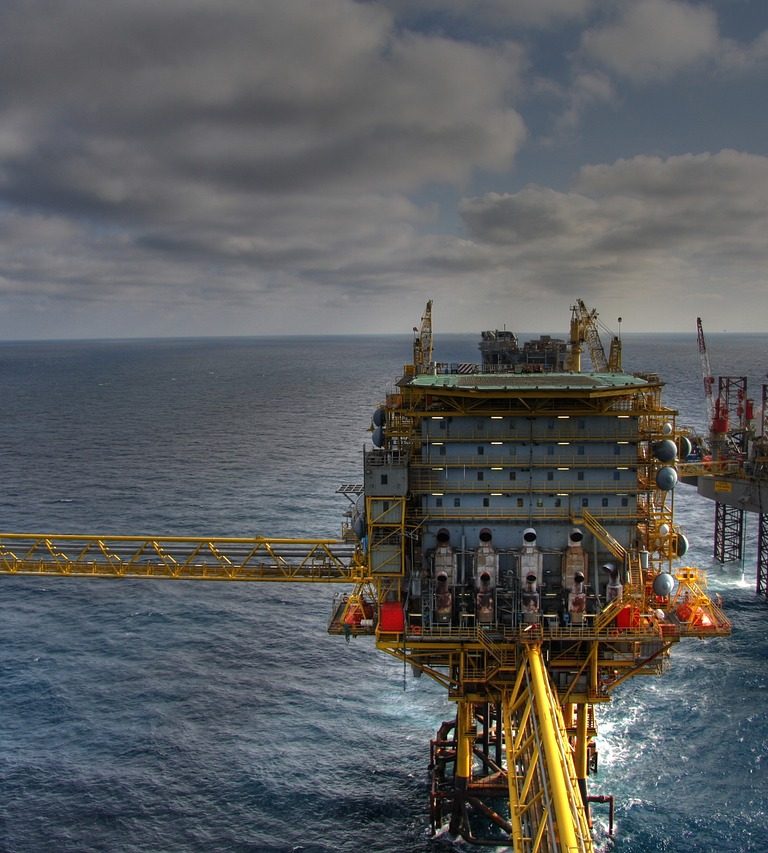 Imagem mostra plataforma de petróleo de empresas de commodities