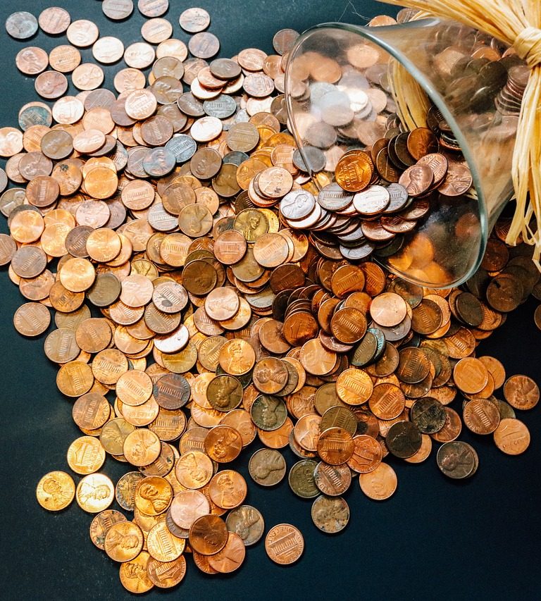 Imagem mostra moedas espalhadas em alusão à liquidez diária dos investimentos