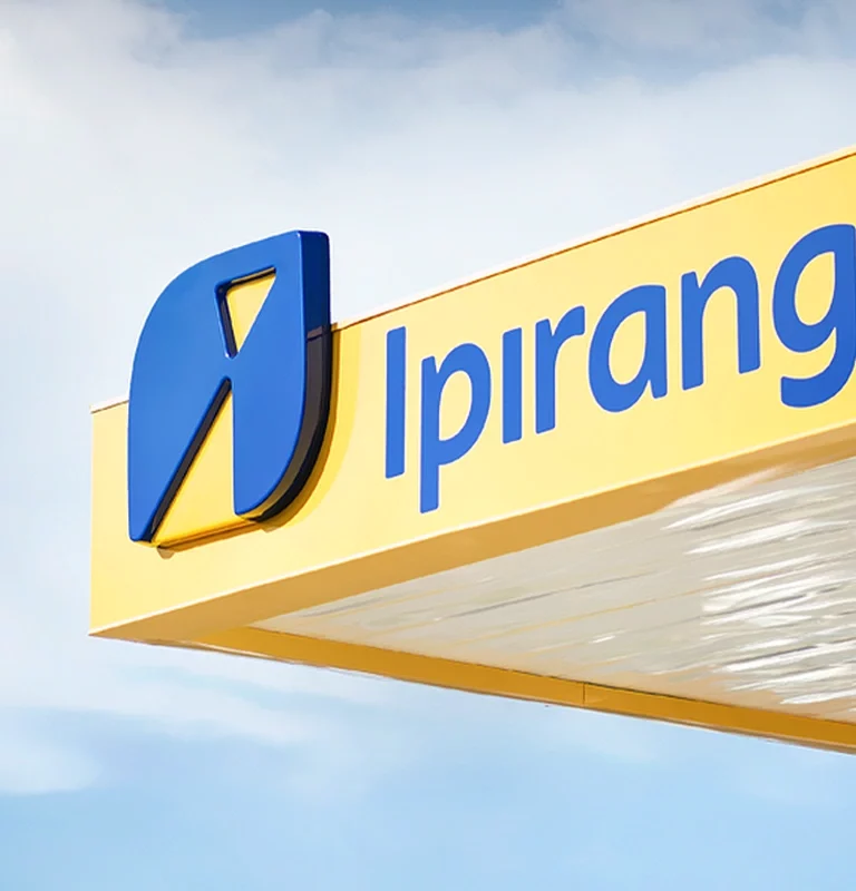 Imagem mostra logo do posto Ipiranga, empresa do grupo Ultrapar