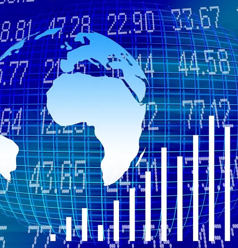 Imagem mostra gráfico sobre globo e índices do mercado internacional ao fundo