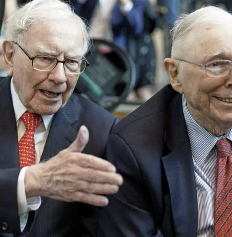 Imagem mostra Warren Buffett e Charlie Munger, principais dirigentes da Berkshire Hathaway