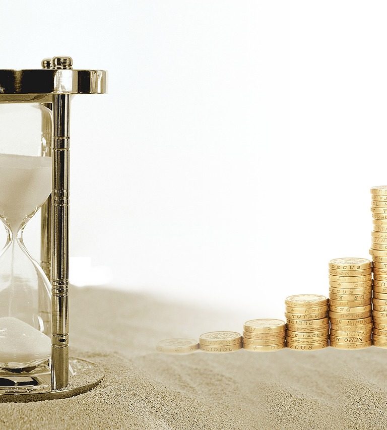 Imagem mostra dinheiro no tempo e a importância de investir a curto médio e longo prazo