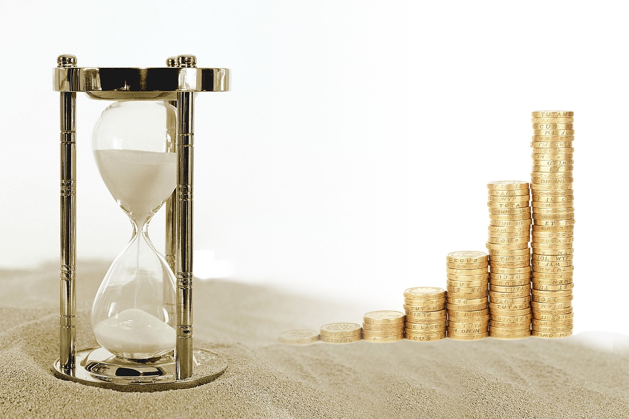 Imagem mostra dinheiro no tempo e a importância de investir a curto médio e longo prazo
