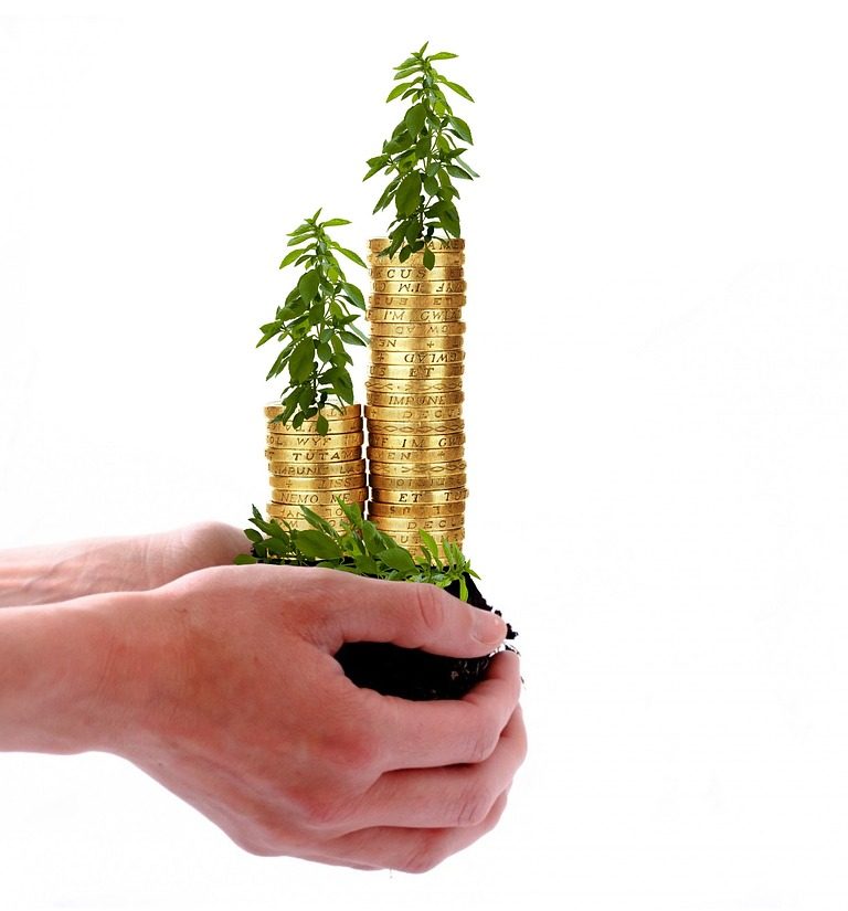 Imagem mostra pilhas de moedas fazendo referência a investir a longo prazo