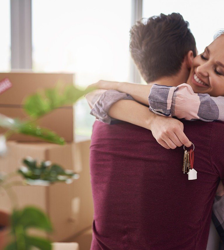 Imagem mostra casal que adquiriu casa com lance embutido no consórcio