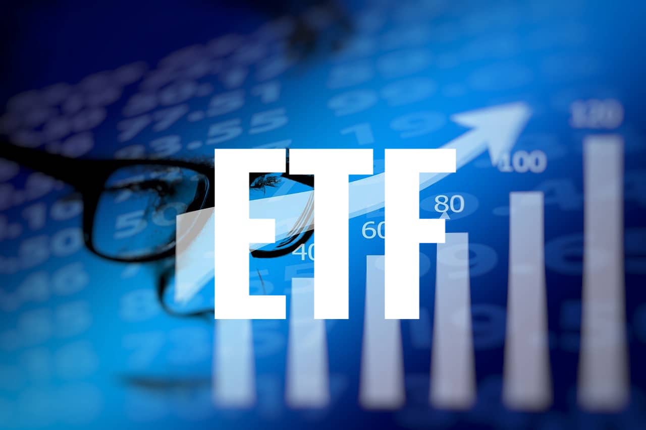 Imagem mostra investidor avaliando gráfico de ETF