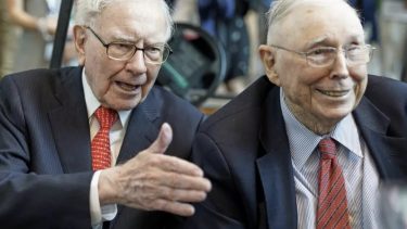 Imagem mostra Warren Buffett e Charlie Munger, principais dirigentes da Berkshire Hathaway