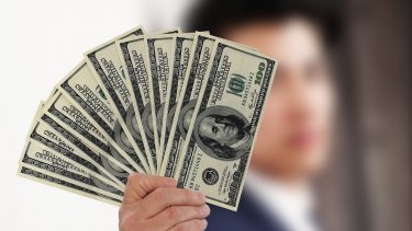 Imagem de homem mostrando como investir em dólar
