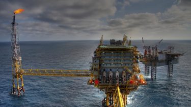 Imagem mostra plataforma de petróleo de empresas de commodities