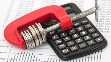 Imagem mostra calculadora e os indicadores de endividamento de uma empresa