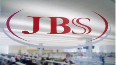 Imagem mostra ao fundo fábrica da JBS (JBSS3)