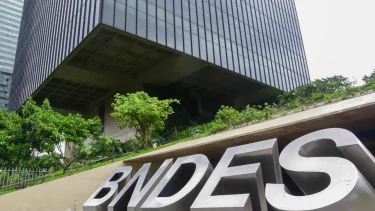 Imagem mostra BNDES e seu novo título - a Letra de Crédito ao Desenvolvimento (LCD)