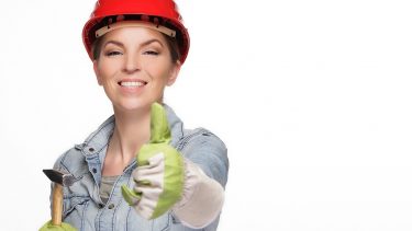 Imagem mostra mulher trabalhando em obra e a importância de ter um seguro para profissionais liberais