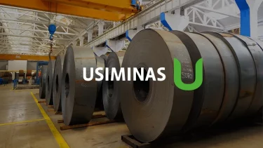 Imagem mostra máquinas e logo da Usiminas (USIM5)