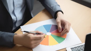 Imagem mostra homem desenhando gráfico para fazer a diversificação de investimentos